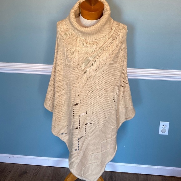 Bass Cable knit cream poncho. One size turtle neck. Fall autumn winter layers - Picture 1 of 7